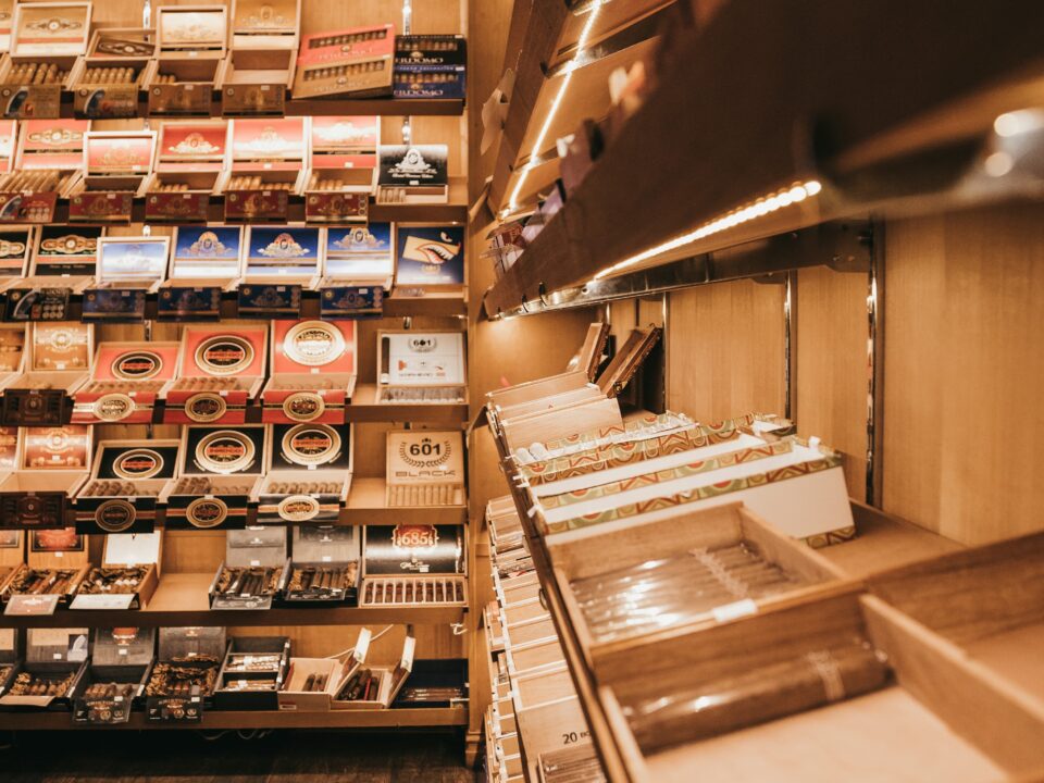 Ảnh tham chiếu môi trường cigar chỉ dùng staging; không phải dự án KLUGMANN đã hoàn thành.