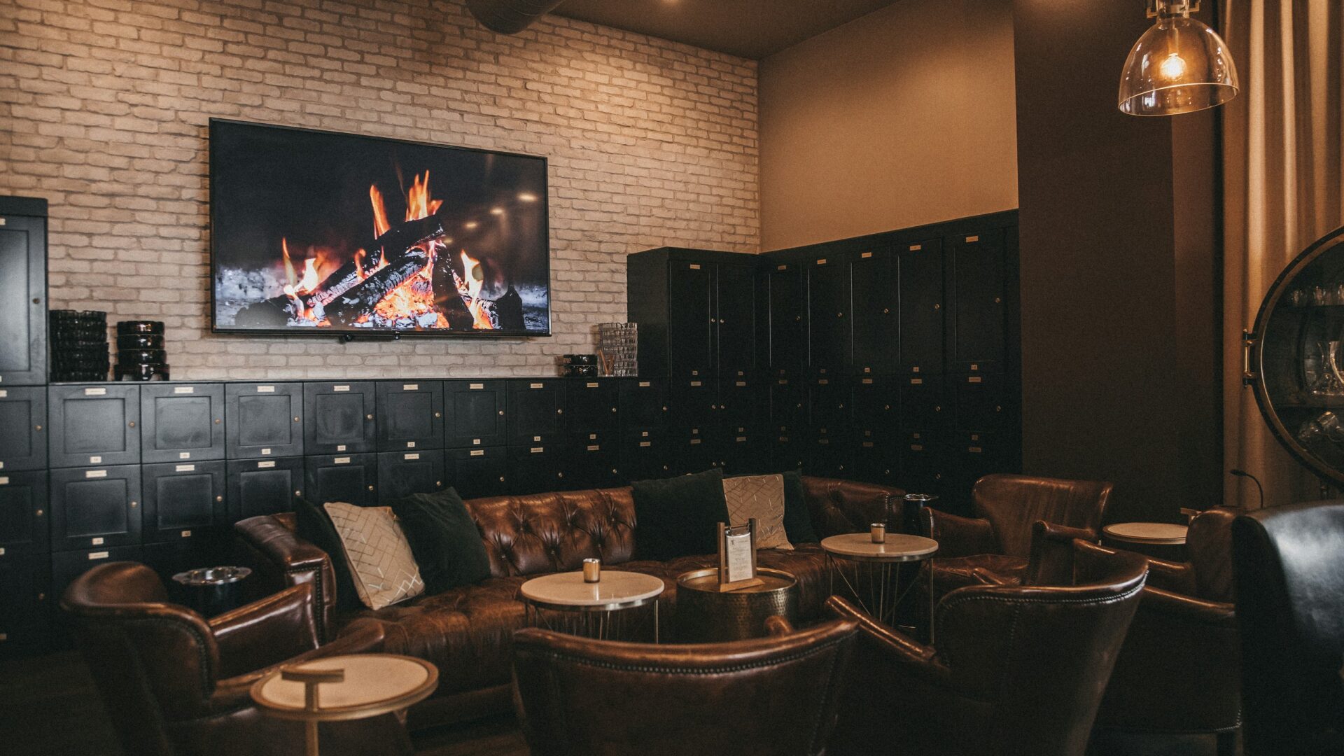 Nghiên cứu ý tưởng 03 — Không gian cigar lounge kiến trúc với tủ gỗ tuyết tùng