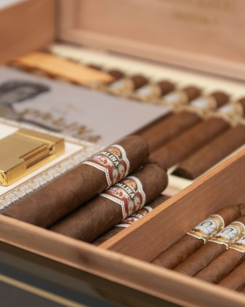 Cigar được sắp đặt trong chi tiết humidor tinh tế.